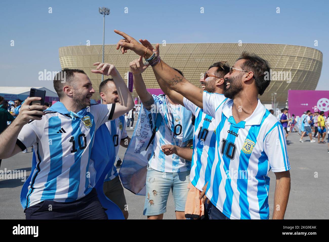 LUSAIL, QATAR - NOVEMBRE 22 : les fans de l'Argentine apprécient l'atmosphère de pré-match avant la 2022 coupe du monde de la FIFA, groupe Qatar C entre l'Argentine et l'Arabie Saoudite au stade Lusail sur 22 novembre 2022 à Lusail, Qatar. (Photo de Florencia Tan Jun/PxImages) Banque D'Images