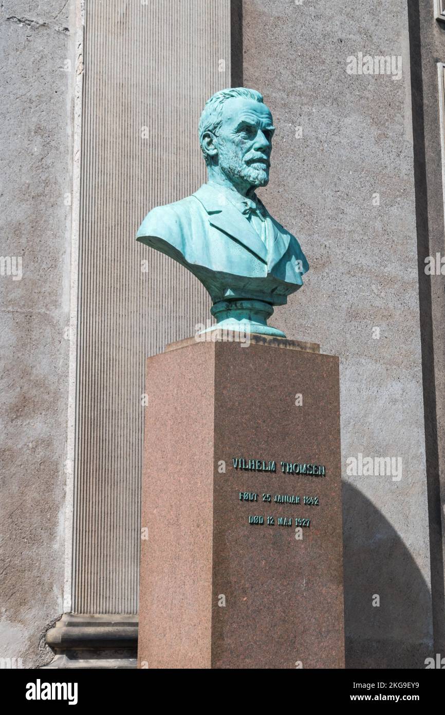 Copenhague, Danemark - 26 juillet 2022 : buste de Vilhelm Ludwig Peter Thomsen, linguiste danois et turklogue. Buste de Vilhelm Thomsen sur Flue Plads. Banque D'Images