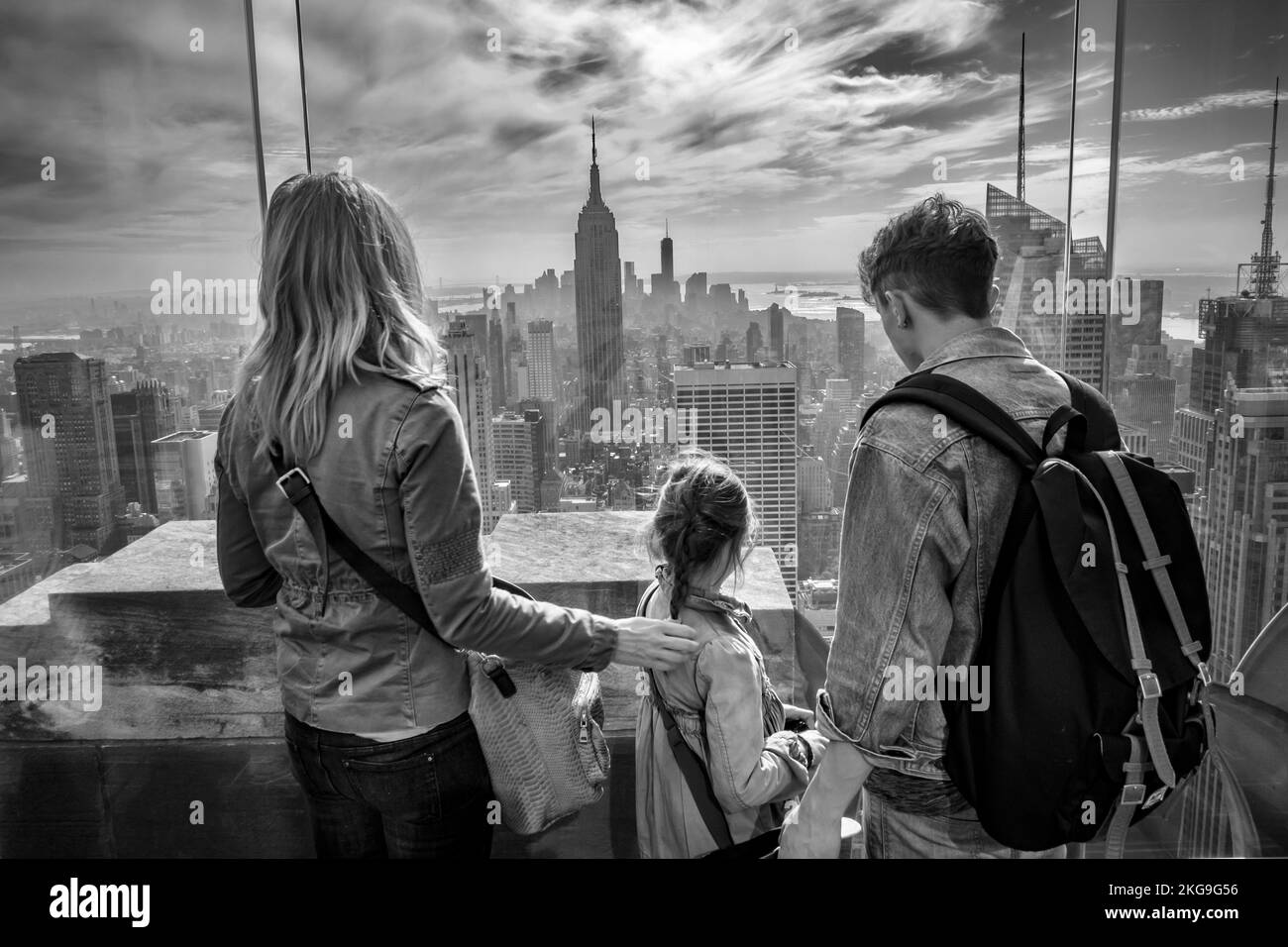 Vue arrière des jeunes qui ont vue sur la ville de New York USA Banque D'Images