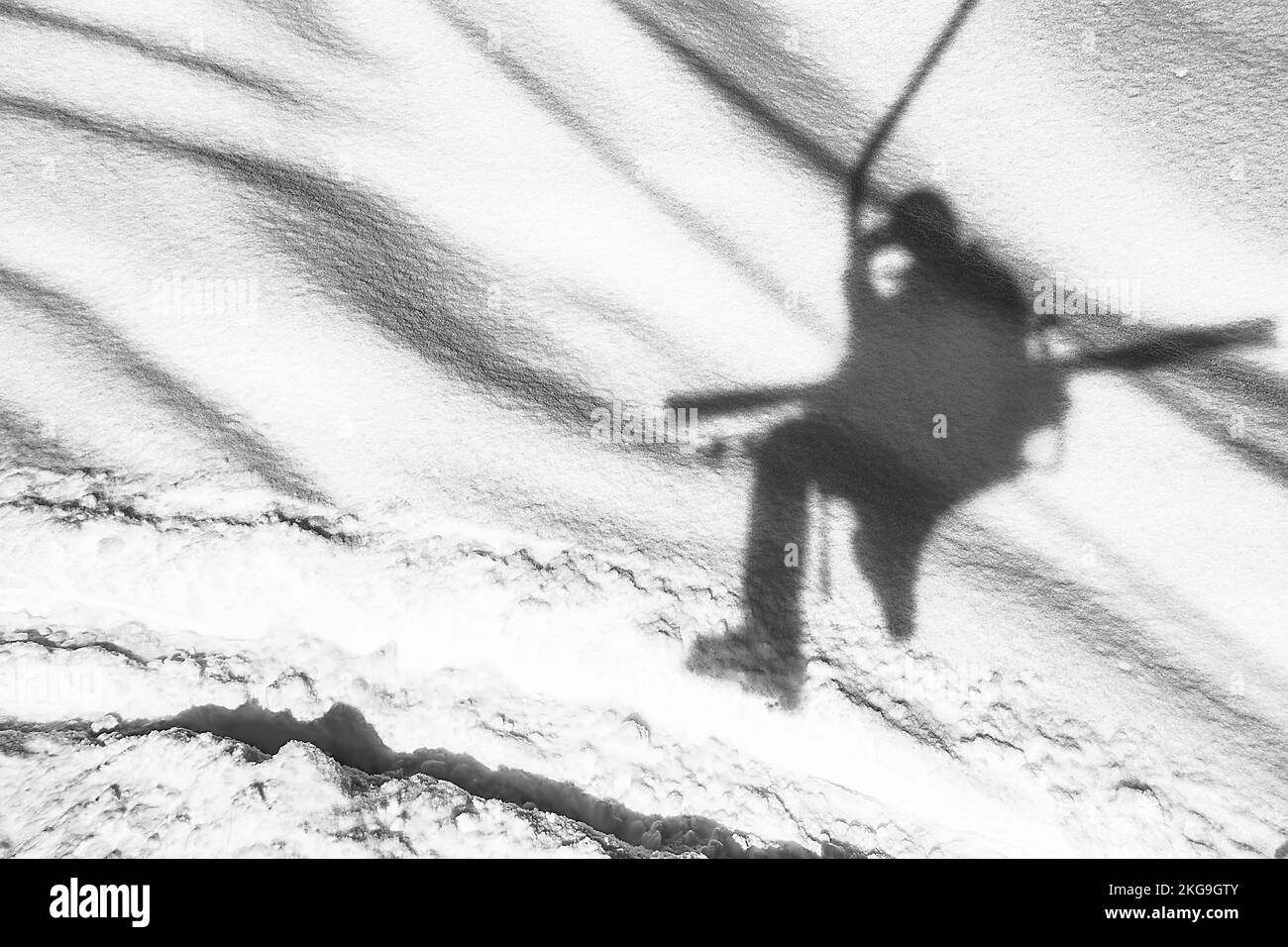 Télésiège de ski ombre dans la station de ski Banque D'Images