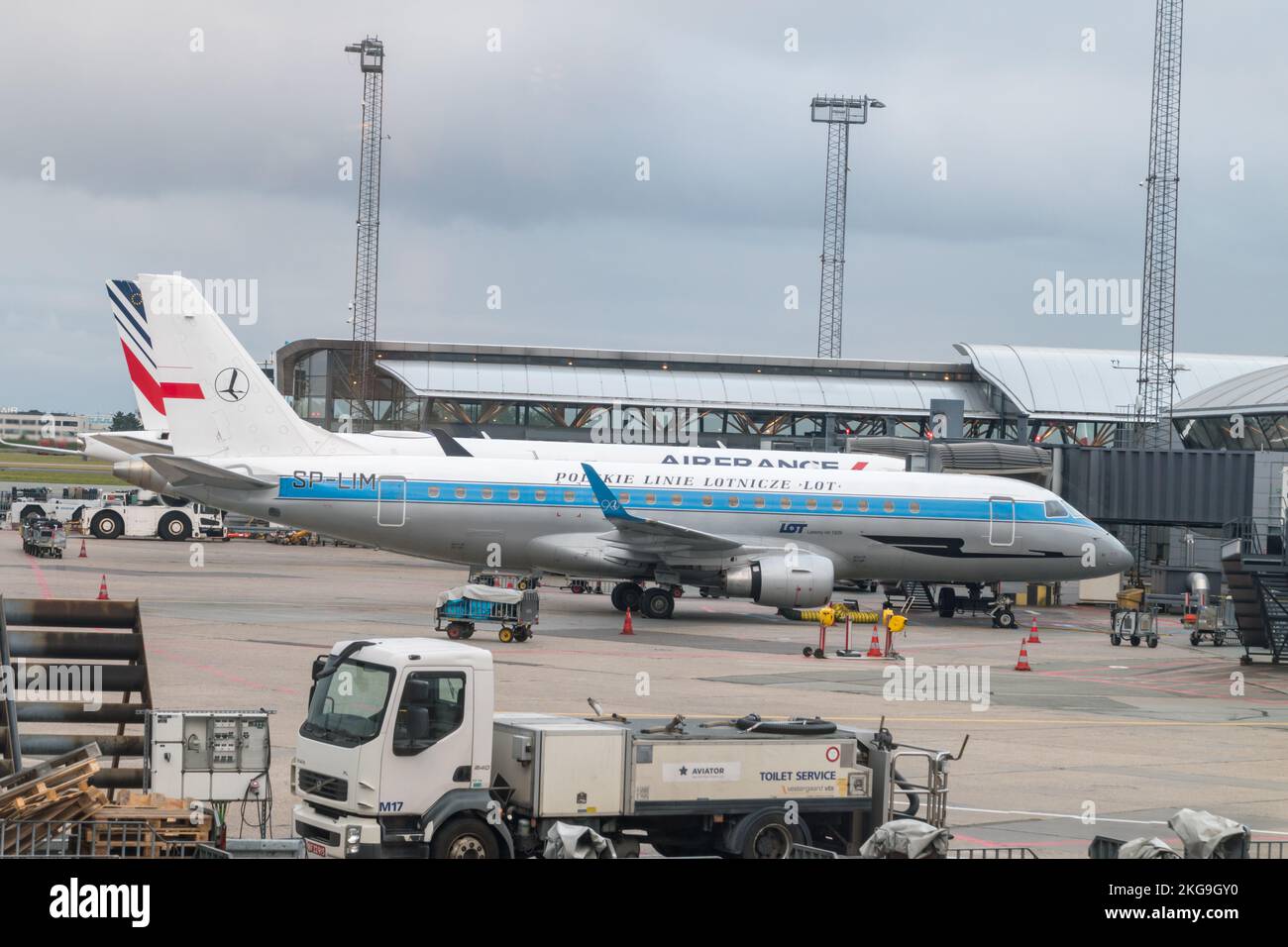 Copenhague, Danemark - 27 juillet 2022 : avion Embraer E175LR LOT aux couleurs rétro. Banque D'Images