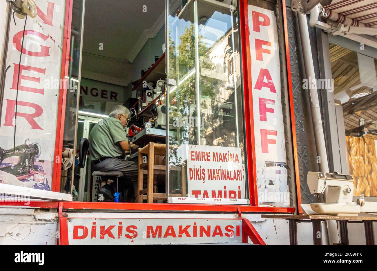Maître travaillant dans une boutique de couture dans la rue, ateliers  maîtres à Altındağ, Ankara, Turquie Photo Stock - Alamy