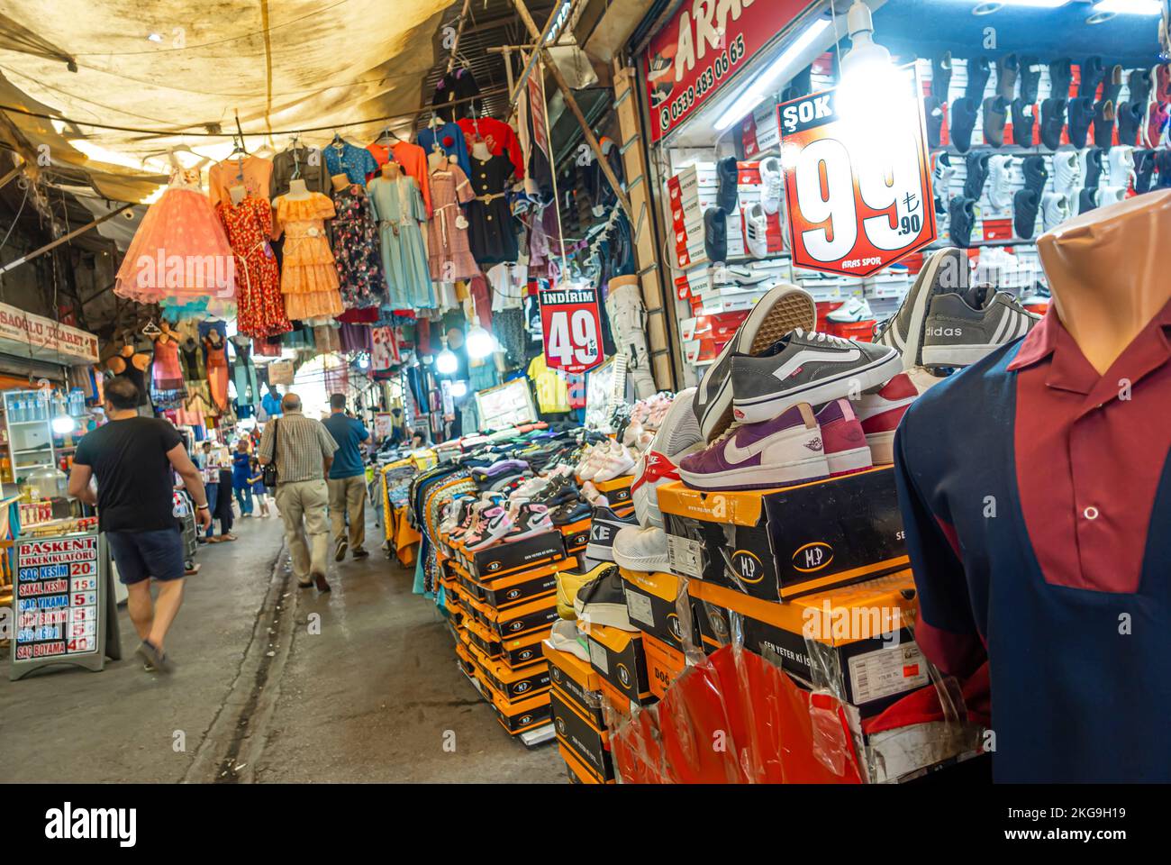 Vetements habits chaussures vendues a Suluhan Bazar Suluhan Car s marche historique de rue a Ankara Turquie Photo Stock Alamy