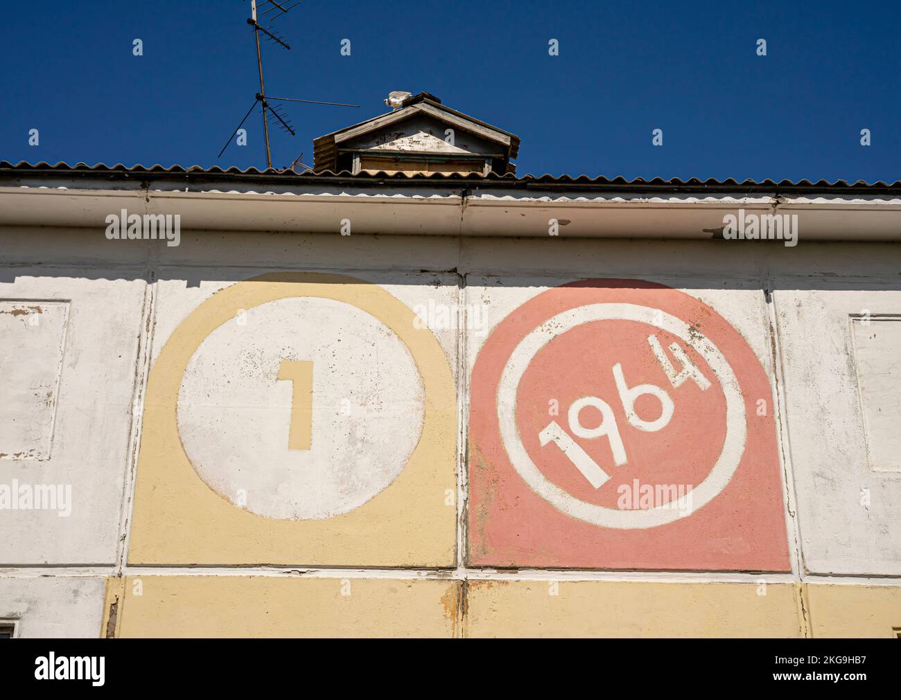 Fresque montrant la date d'achèvement de l'édifice soviétique Khruchevka - 1964 - sur un bâtiment de projet de construction de masse. Aqmola Kazakhstan Banque D'Images