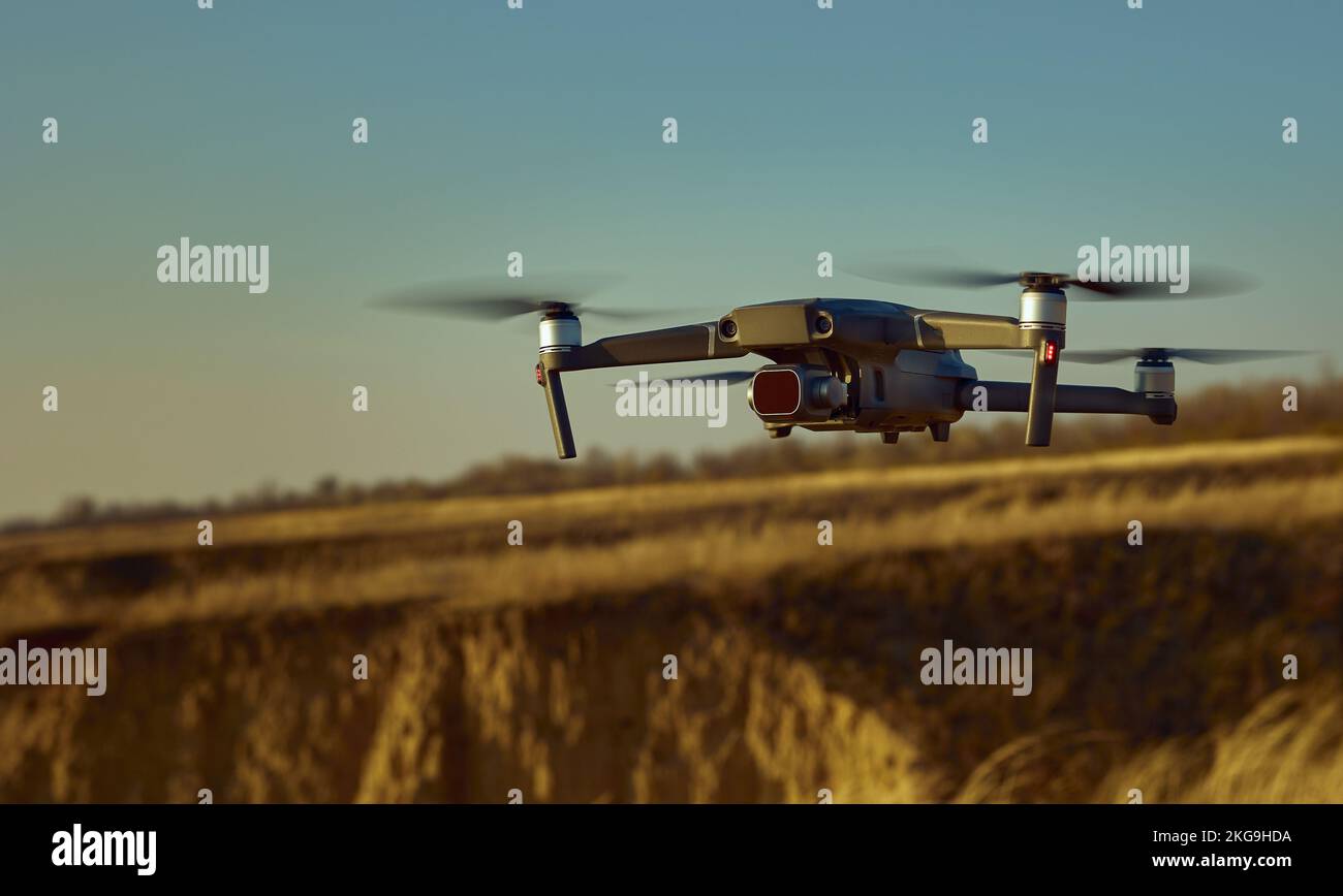 Drone volant Banque de photographies et d’images à haute résolution - Alamy
