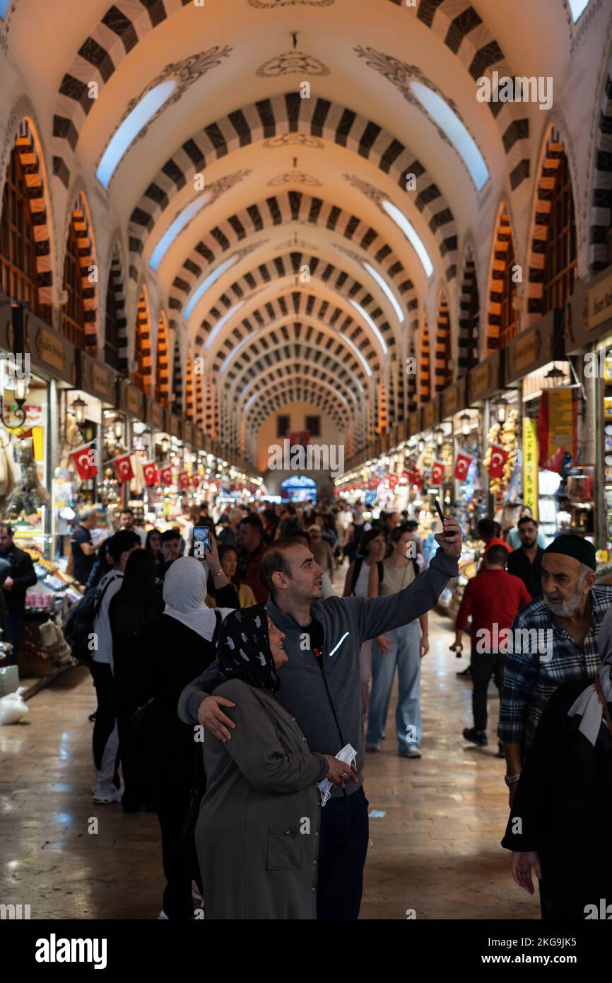 Istanbul ‘s Egyptien Spice Bazaar Mısır Çarşısı. Routes commerciales extrêmement longues et prix élevés des épices Banque D'Images