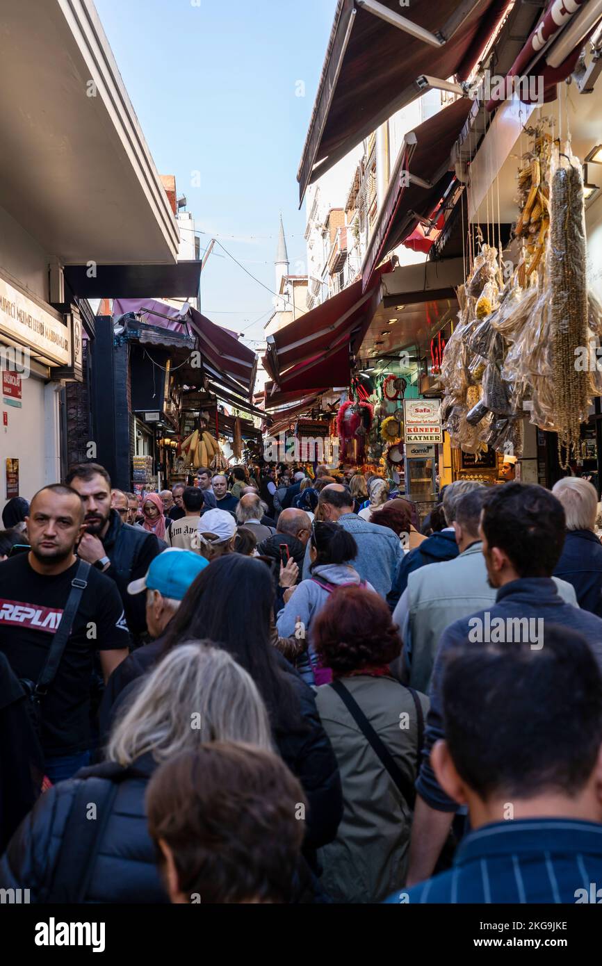 Istanbul Turquie Vieux marché près de Misir carsisi ou Bazar. Il y avait beaucoup de monde avant les vacances Banque D'Images