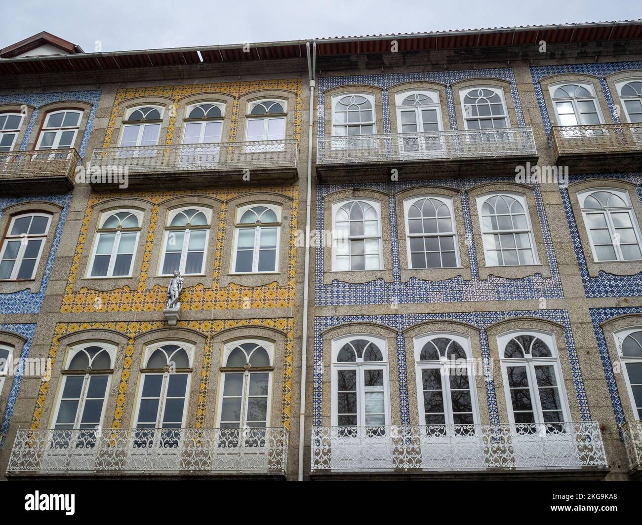 Façades carrelées des bâtiments de Guimarães Banque D'Images