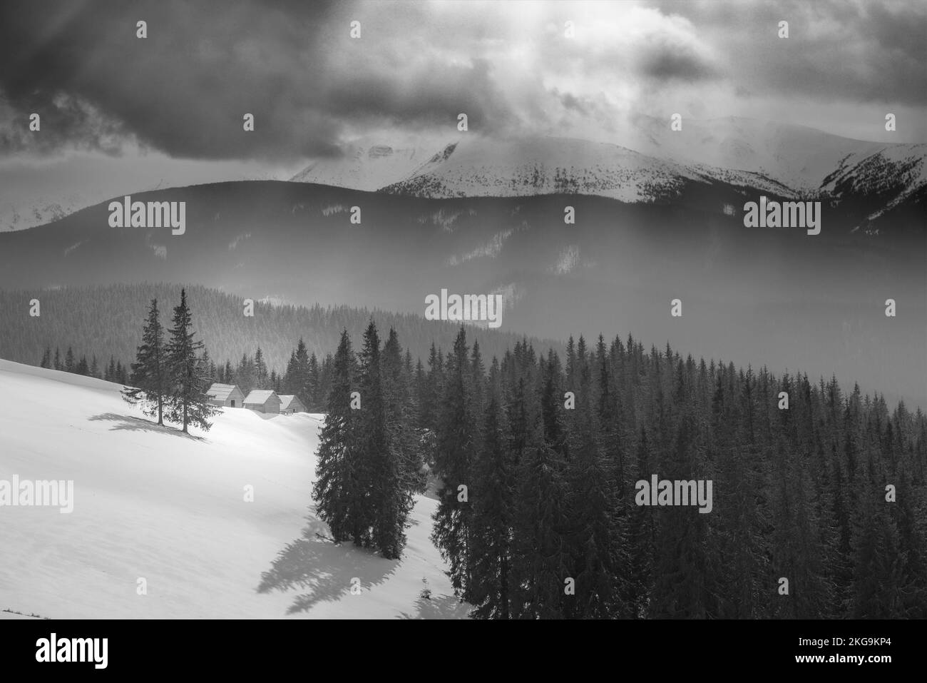 Paysage d'hiver dans les montagnes des Carpates. Cabane dans une vallée de montagne. Ukraine, vallée Kukul. Banque D'Images