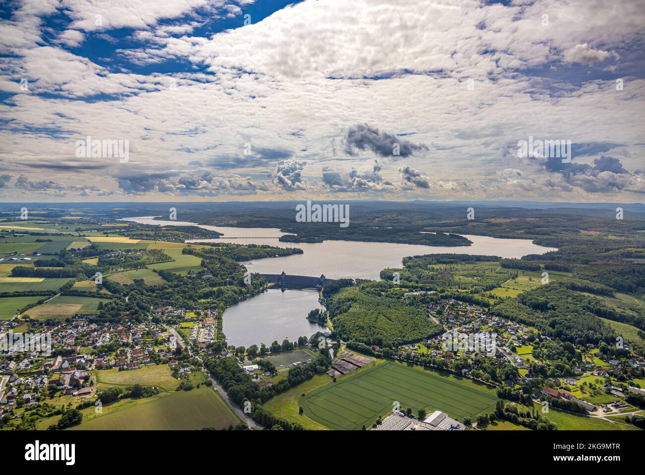 Vue aérienne, nuages sur le lac Möhne avec barrage, Günne, lac Möhne, pays aigre, Rhénanie-du-Nord-Westphalie, Allemagne, destination, DE, Europe, photo aérienne Banque D'Images