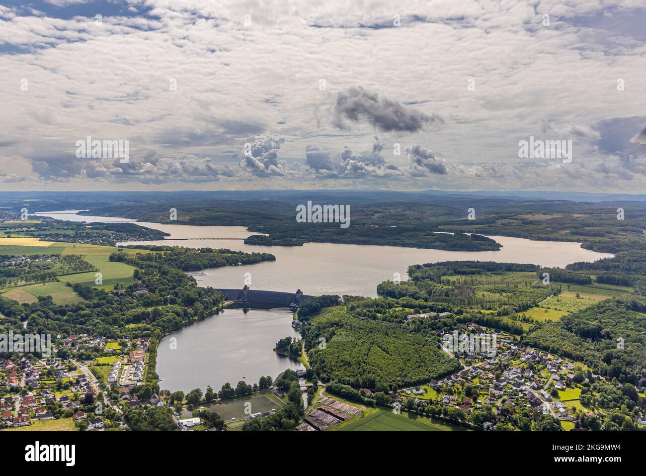 Vue aérienne, nuages sur le lac Möhne avec barrage, Günne, lac Möhne, pays aigre, Rhénanie-du-Nord-Westphalie, Allemagne, destination, DE, Europe, photo aérienne Banque D'Images