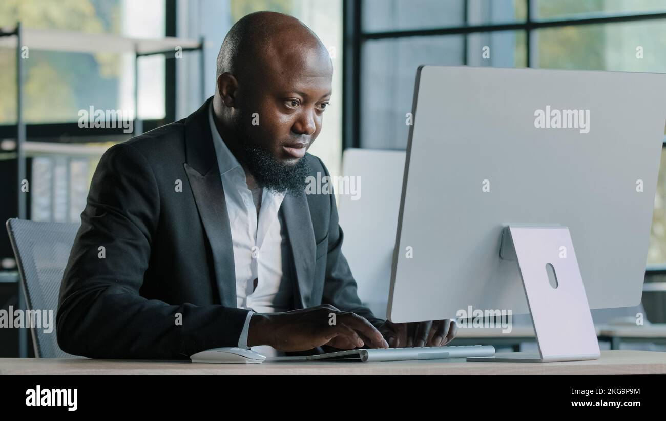 Professionnel homme travailleur africain américain 40s homme d'affaires millénaire ethnique homme vendeur développer en ligne projet travail sur ordinateur personnel dans moderne Banque D'Images