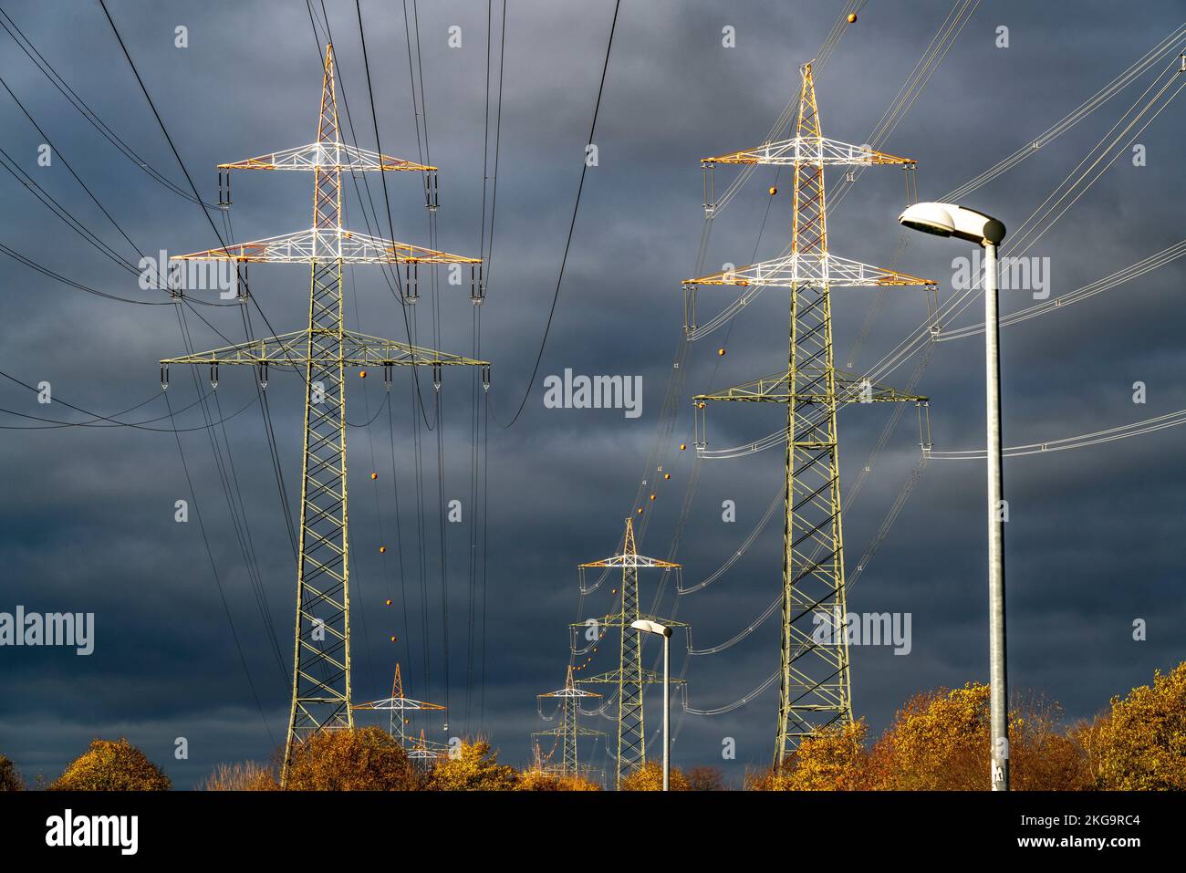 Pylônes haute tension, lignes aériennes, avec revêtement d'avertissement pour la circulation aérienne, près de Krefeld, NRW, Allemagne, Banque D'Images