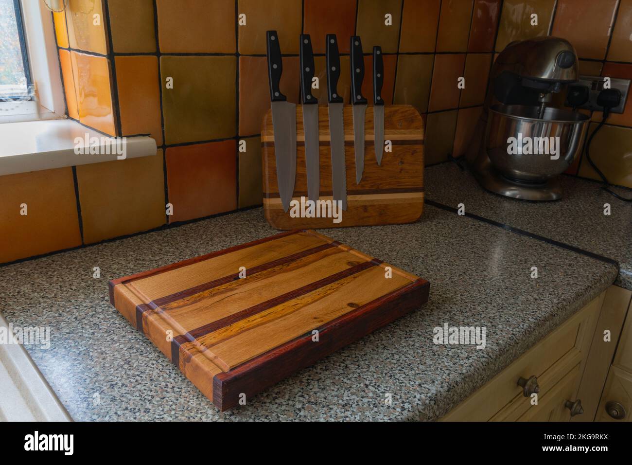 Bois recyclé en planche à découper rustique et support de couteau magnétique Banque D'Images