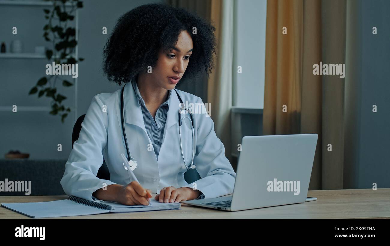 Femme africaine médecin spécialiste thérapeute praticien conseiller en clinique parler par appel vidéo consultation patient en ligne thérapie de santé à distance Banque D'Images