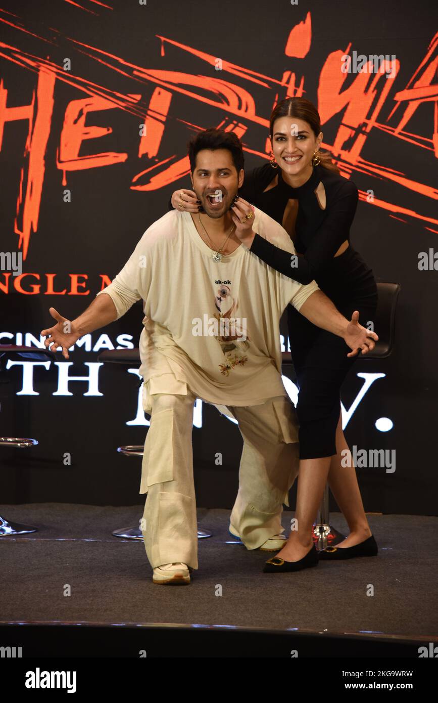 Kolkata, Inde. 22nd novembre 2022. L'acteur Bollywood Varun Dhawan (L), l'actrice Kriti Sanon lors d'un événement promotionnel de leur prochain film Bhediya, à Kolkata sur 22 novembre 2022. Le film indien en hindi de 2022, réalisé par Amar Kaushik, va sortir sur 25 novembre 2022. (Photo de Biswarup Ganguly/Pacific Press) crédit: Pacific Press Media production Corp./Alay Live News Banque D'Images