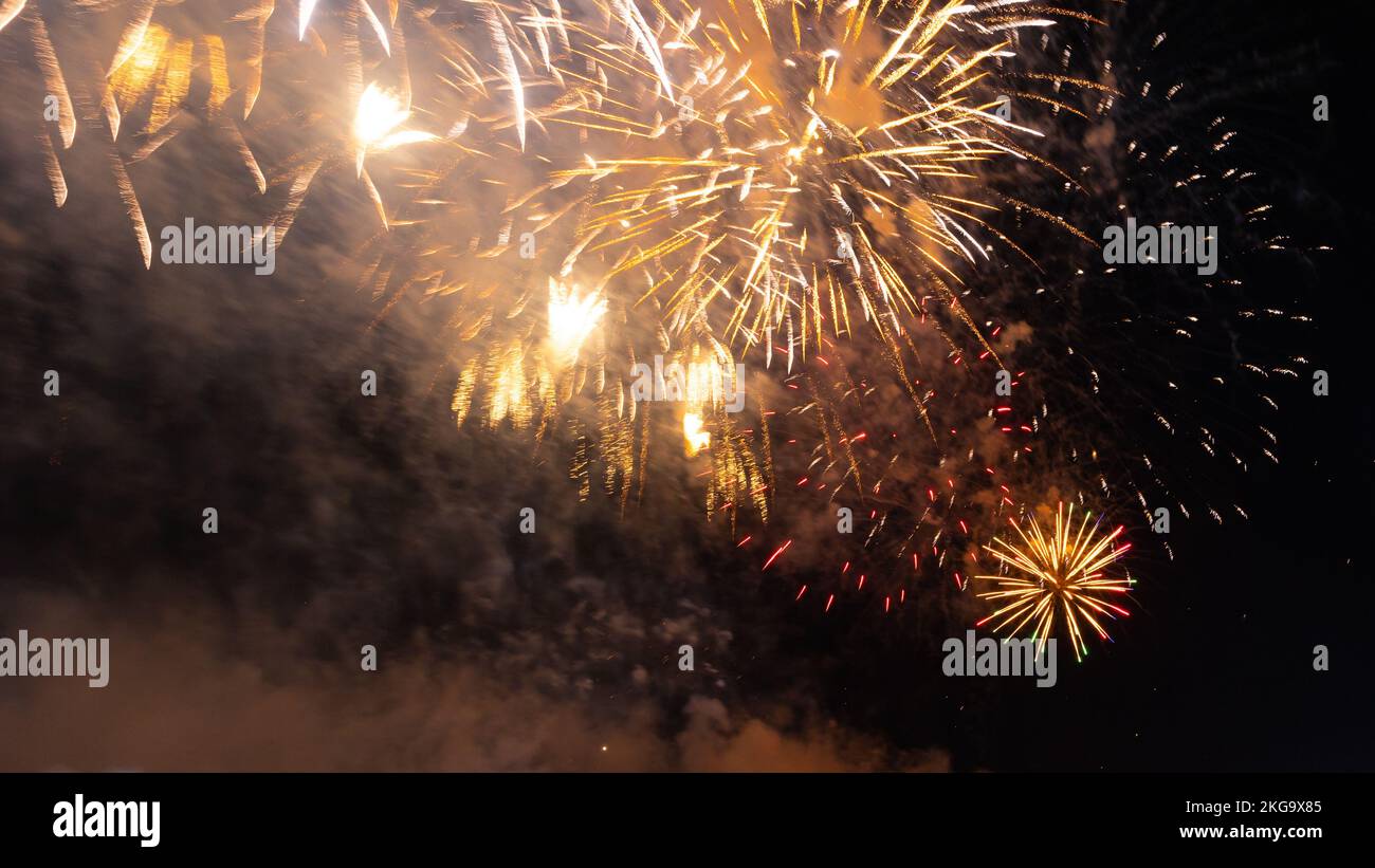 Feux d'artifice aux couleurs dorées et aux couleurs étincelantes. Photo de fond de la célébration du nouvel an Banque D'Images