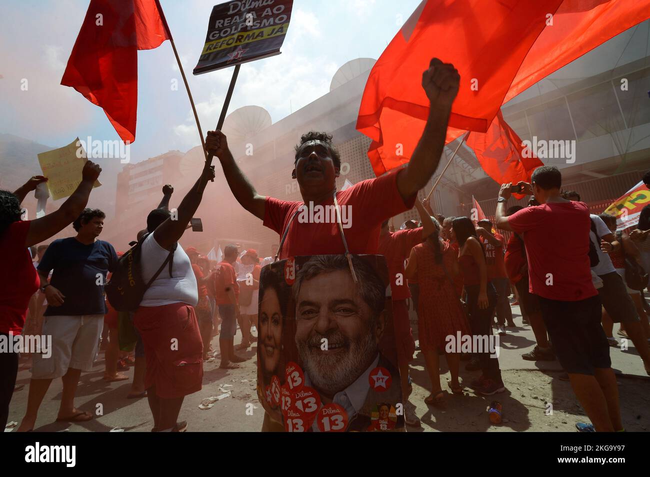 Les membres du parti des travailleurs brésiliens protestent. Militants en faveur de Lula da Silva, ancien président du Brésil et dirigeant syndical de la politique de gauche Banque D'Images