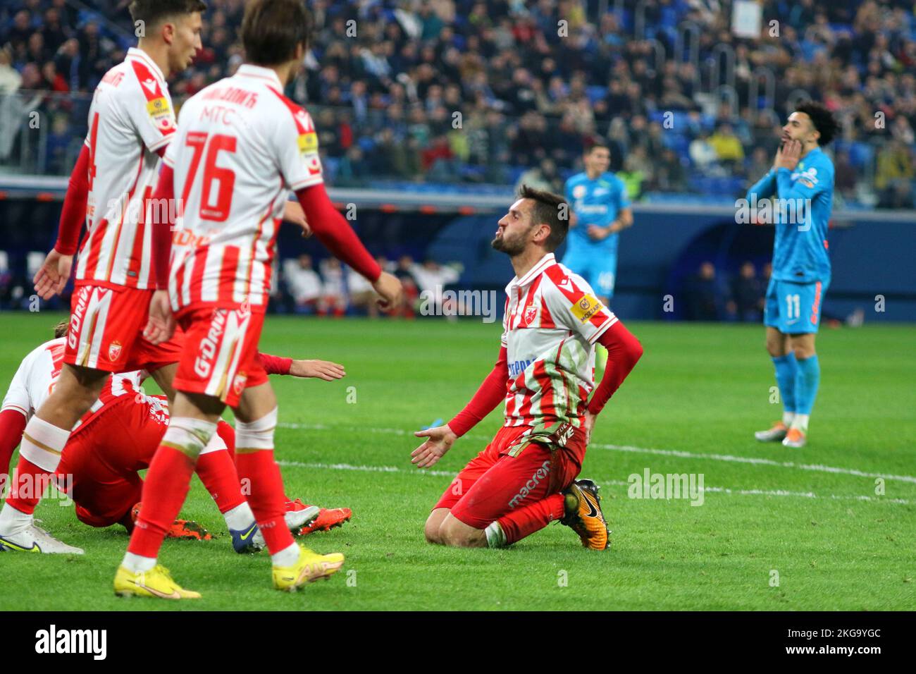 Saint-Pétersbourg, Russie. 22nd novembre 2022. Srdjan Mijailovic (No.33), Lazar Nikolic (No.76) de Crvena Zvezda vu en action pendant le match de football amical, bataille de champions entre Zenit Saint-Pétersbourg et Crvena Zvezda Belgrade à Gazprom Arena. Score final; Zenit 3:1 Crvena Zvezda. Crédit : SOPA Images Limited/Alamy Live News Banque D'Images