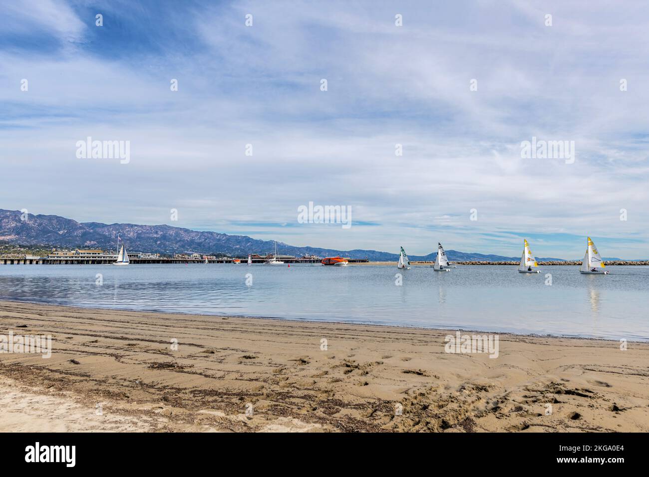 Une belle journée en regardant le port de Sant Barbara pendant que les plaisanciers apprécient leur temps libre. Banque D'Images