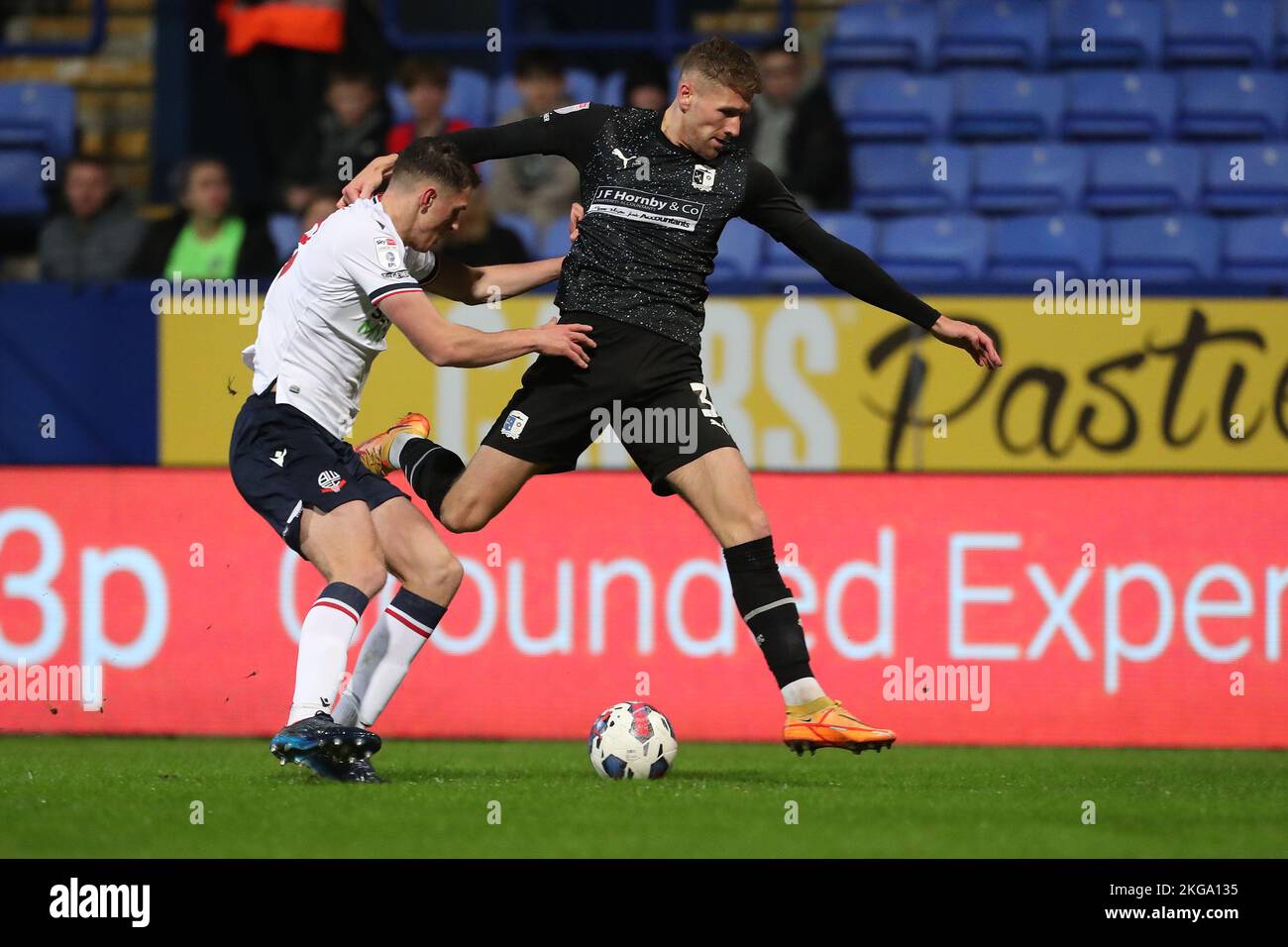 Patrick Brow, de Barrow, combat avec Josh Sheehan, de Bolton Wanderers, lors du Trophée de l'EFL Round of 32 match entre Bolton Wanderers et Barrow, au stade de l'Université de Bolton, le mardi 22nd novembre 2022 à Bolton, en Angleterre. (Photo par : Mark Fletcher | MI News) Credit: MI News & Sport /Alay Live News Banque D'Images