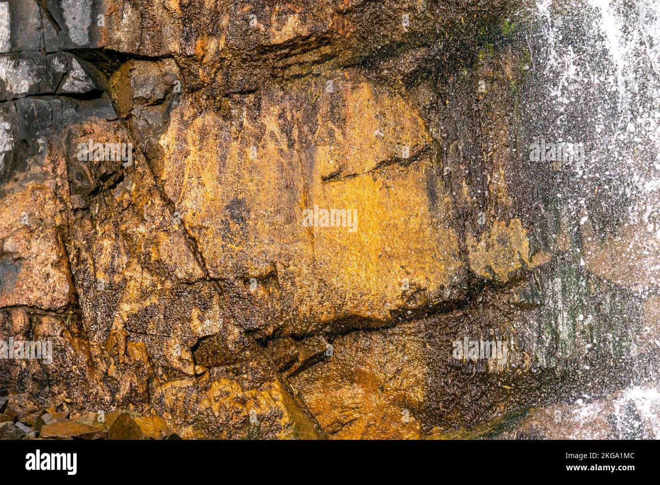 Formation de roche jaune et brune parsemée d'eau naturelle au-dessus Banque D'Images
