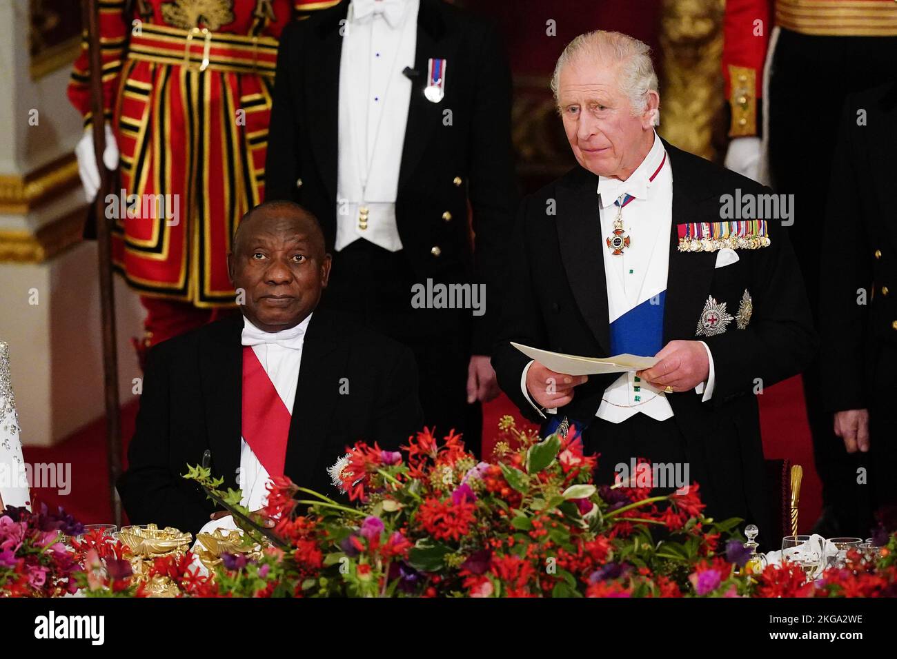 Le président Cyril Ramaphosa, d'Afrique du Sud, écoute le roi Charles III lors du banquet d'État qui s'est tenu au Palais de Buckingham, à Londres, lors de la visite d'État au Royaume-Uni par le président sud-africain. Date de la photo: Mardi 22 novembre 2022. Banque D'Images