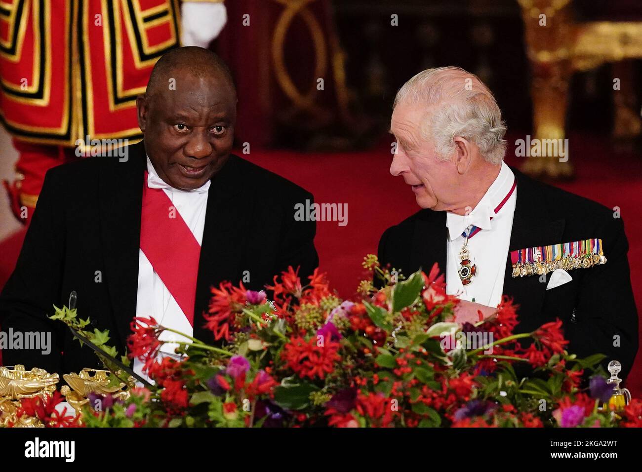 Le Président Cyril Ramaphosa de l'Afrique du Sud et le Roi Charles III s'assoient ensemble au banquet d'État qui s'est tenu au Palais de Buckingham, à Londres, lors de la visite d'État au Royaume-Uni par le Président sud-africain. Date de la photo: Mardi 22 novembre 2022. Banque D'Images