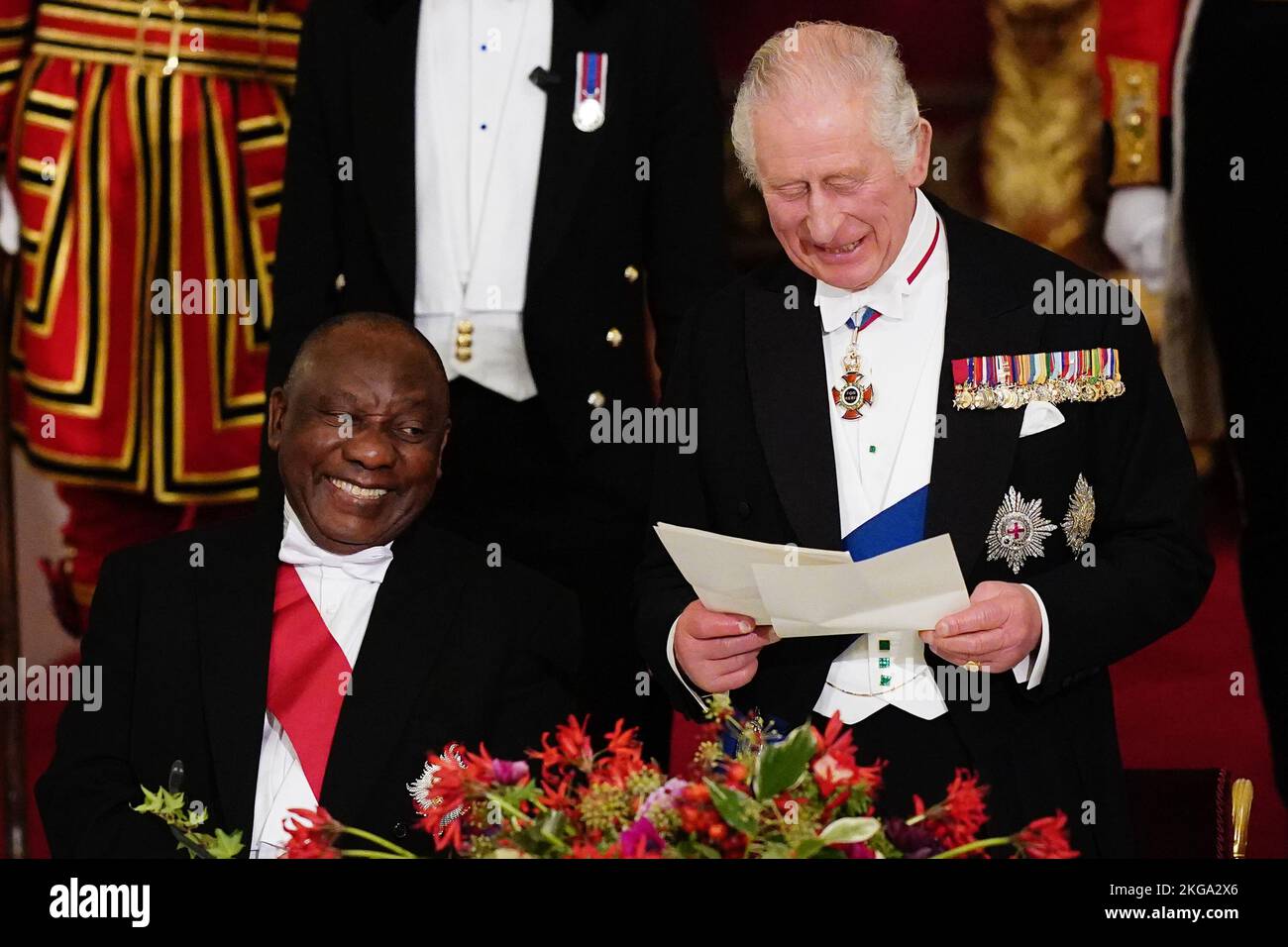 Le président Cyril Ramaphosa, d'Afrique du Sud, rit alors que le roi Charles III s'exprime lors du banquet d'État qui s'est tenu au Palais de Buckingham, à Londres, lors de la visite d'État au Royaume-Uni par le président sud-africain. Date de la photo: Mardi 22 novembre 2022. Banque D'Images