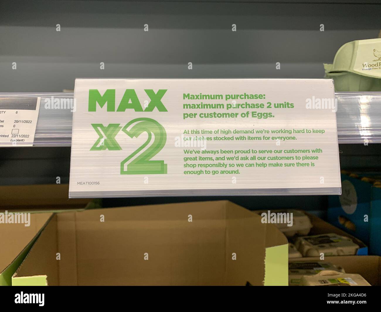 Slough, Royaume-Uni. 22nd novembre 2022. Un avis client à Asda, Slough. Les achats d'œufs sont limités à deux unités par personne à Asda. Les supermarchés de Slough avaient aujourd'hui des stocks limités d'oeufs frais sur leurs étagères. Cette semaine, les agriculteurs se sont rendus sur les réseaux sociaux pour évacuer leur colère face aux problèmes de la chaîne d'approvisionnement qui sont imputables à la grippe aviaire. Certains agriculteurs disent que c'est l'augmentation de leurs coûts de production et que les supermarchés ne les paient plus pour leurs œufs qui est le vrai problème. Le Syndicat national des agriculteurs demande à la DEFRA d'aider les producteurs d'oeufs. Crédit : Maureen McLean/Alay Live News Banque D'Images