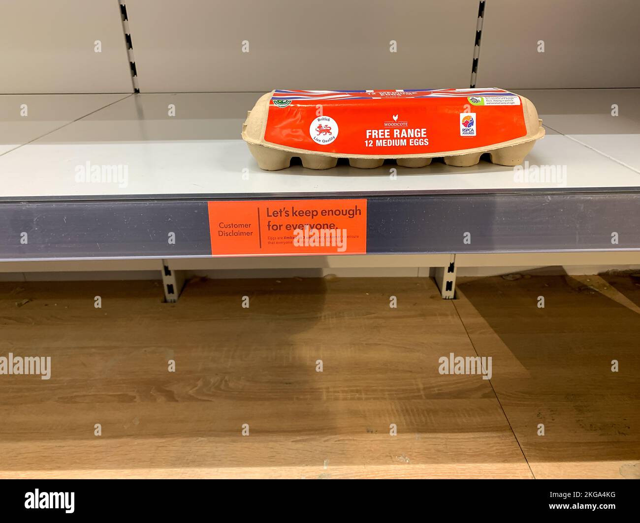 Slough, Royaume-Uni. 22nd novembre 2022. A Gardez assez pour tout le monde signe à côté des oeufs dans un magasin Lidl à Slough. Les achats d'œufs sont limités à trois par personne. Les supermarchés de Slough avaient aujourd'hui des stocks limités d'oeufs frais sur leurs étagères. Cette semaine, les agriculteurs se sont rendus sur les réseaux sociaux pour évacuer leur colère face aux problèmes de la chaîne d'approvisionnement qui sont imputables à la grippe aviaire. Certains agriculteurs disent que c'est l'augmentation de leurs coûts de production et que les supermarchés ne les paient plus pour leurs œufs qui est le vrai problème. Le Syndicat national des agriculteurs demande à la DEFRA d'aider les producteurs d'oeufs. De la Banque D'Images