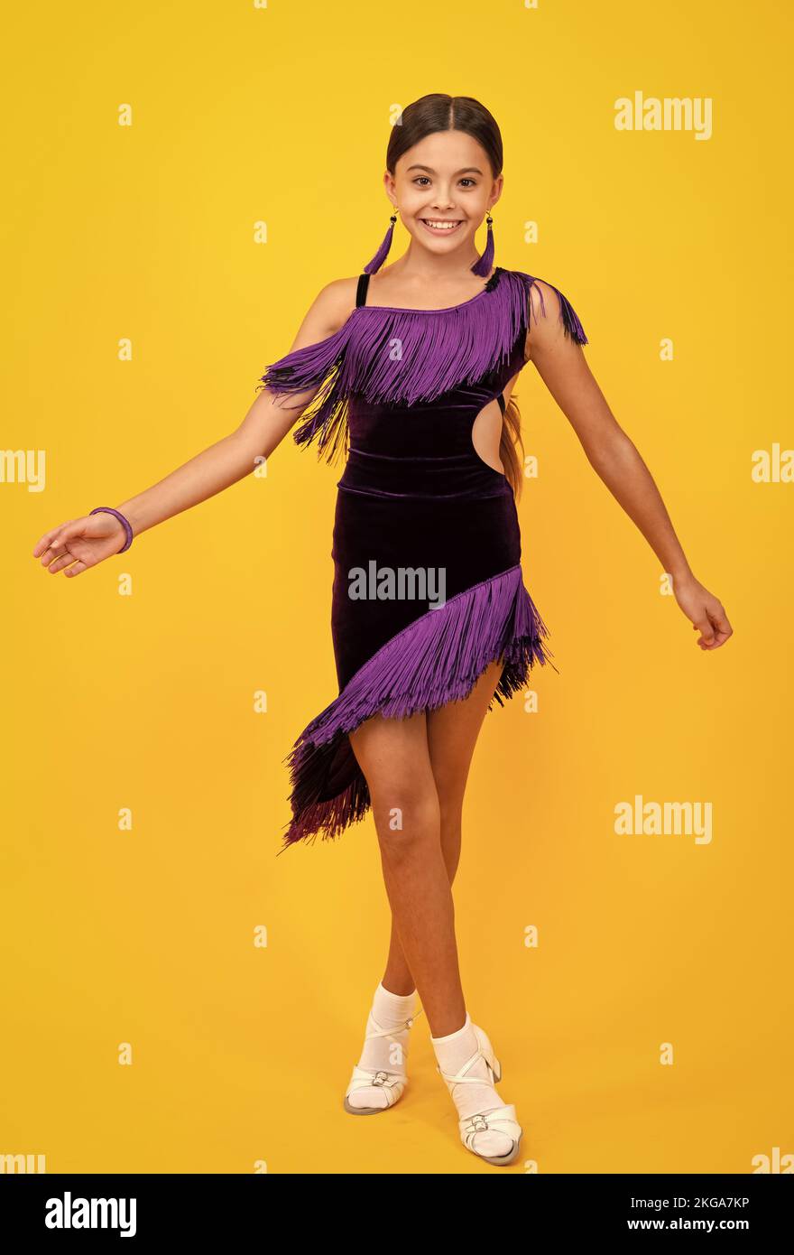Beauté adolescente danseuse vêtue d'une robe. Salle de bal de sport dansante pour filles. Banque D'Images