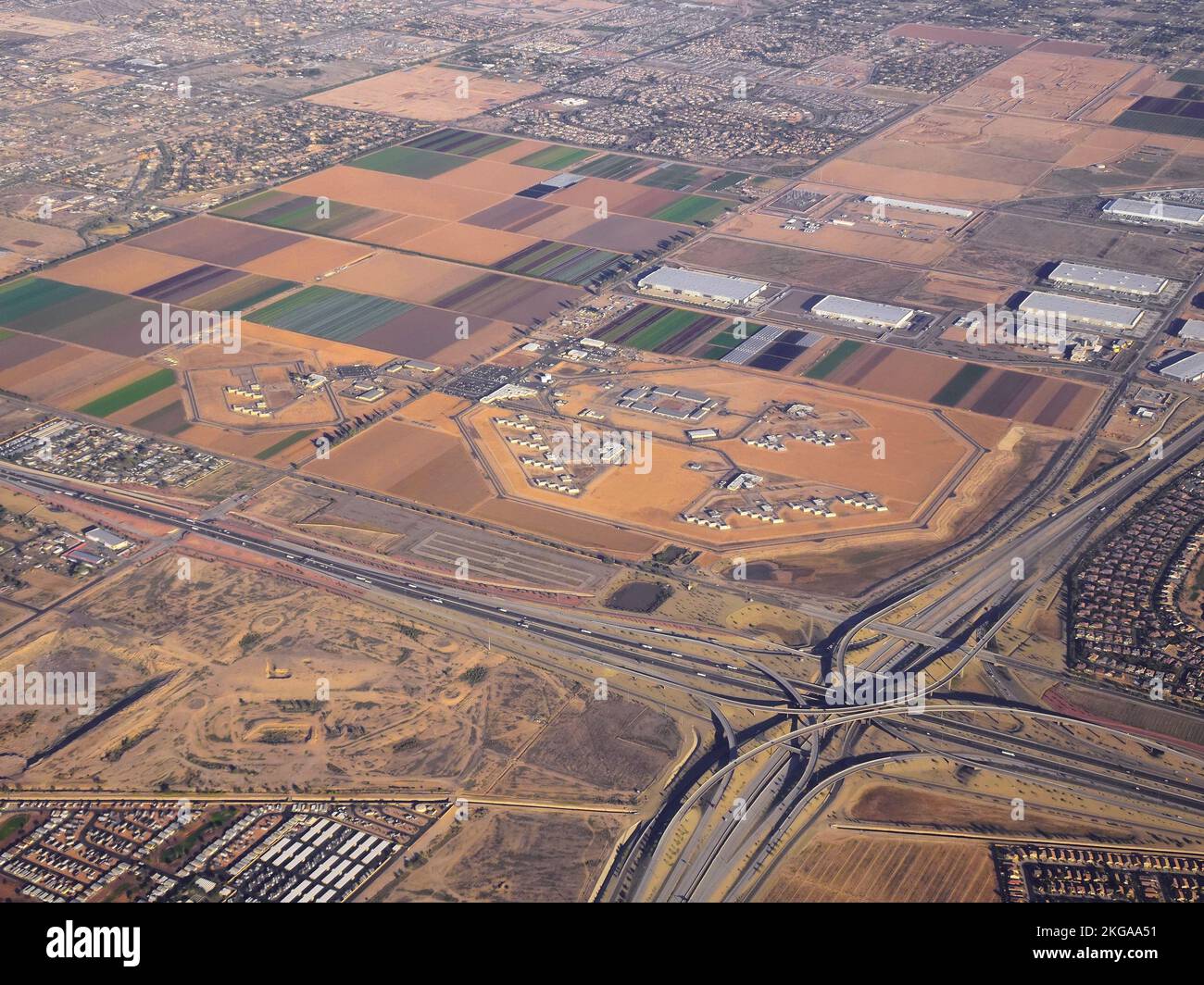 Arizona, États-Unis, 11th novembre 2022 vue aérienne sur l'autoroute I-10 (autoroute Papago) et l'autoroute 303 à la périphérie ouest de la banlieue de Phoenix, Arizona, États-Unis avec la prison d'État de San Carlos Arizona (image centrale) Banque D'Images