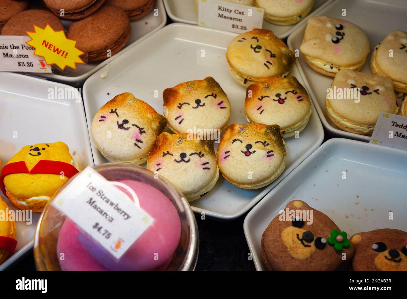 EDGEWATER, NJ -6 NOVEMBRE 2022 - vue de cookies macaron colorés en forme de personnages de dessin animé mignons à l'épicerie Mitsuwa Marketplace à Edgewat Banque D'Images