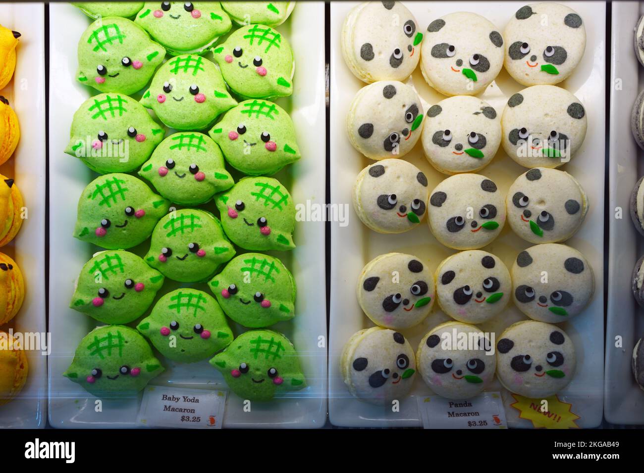 EDGEWATER, NJ -6 NOVEMBRE 2022 - vue de cookies macaron colorés en forme de personnages de dessin animé mignons à l'épicerie Mitsuwa Marketplace à Edgewat Banque D'Images
