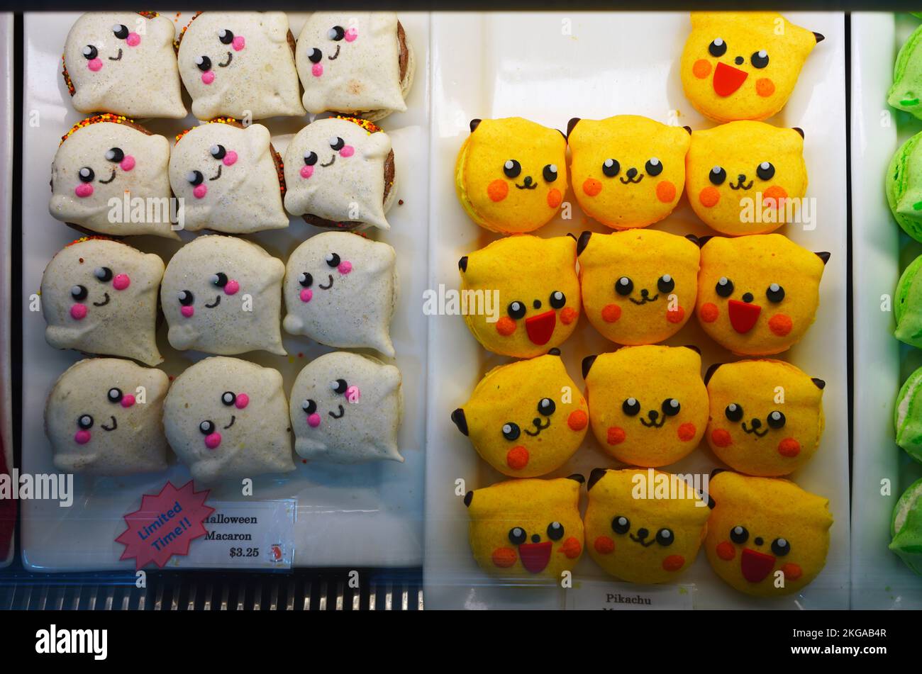 EDGEWATER, NJ -6 NOVEMBRE 2022 - vue de cookies macaron colorés en forme de personnages de dessin animé mignons à l'épicerie Mitsuwa Marketplace à Edgewat Banque D'Images