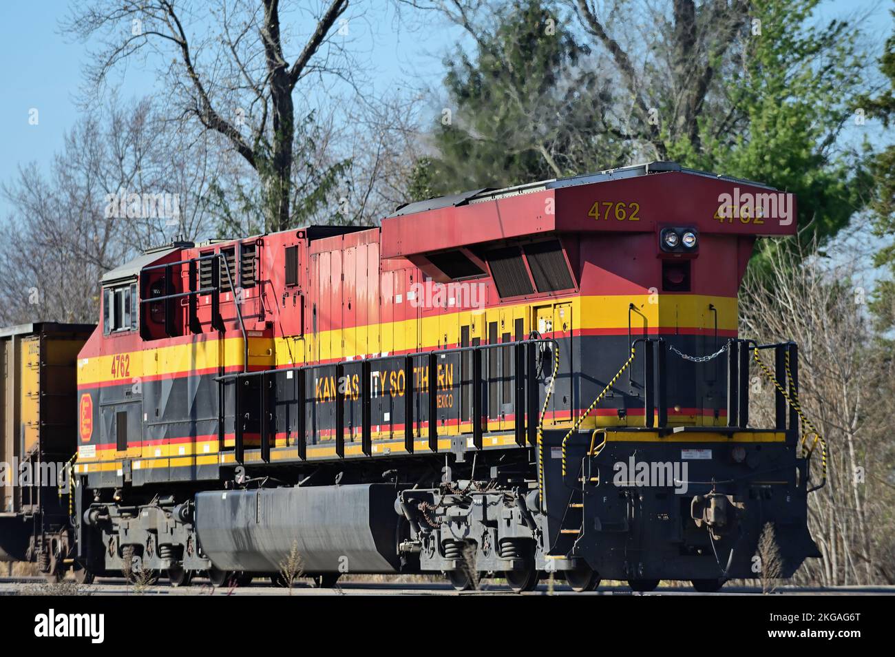 La Fox, Illinois, États-Unis. Une locomotive du sud du Mexique de Kansas City fonctionnant comme une unité de puissance distribuée (DPU) à l'arrière d'un train de marchandises. Banque D'Images La Fox, Illinois, États-Unis. Une locomotive du sud du Mexique de Kansas City fonctionnant comme une unité de puissance distribuée (DPU) à l'arrière d'un train de marchandises. Banque D'Images