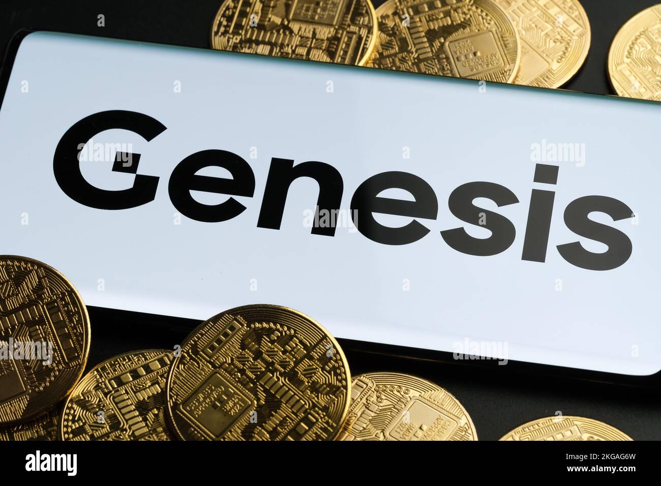 Logo Genesis Global Trading de la société cryptographique vu sur l'écran du smartphone avec des jetons bitcoin. Prêteur Crypto appartenant au groupe de devise numérique. Stafford, Banque D'Images