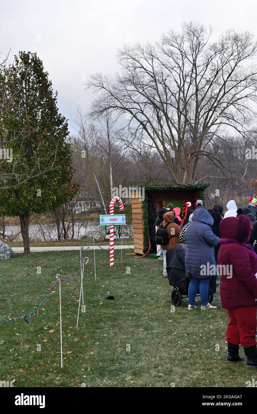 South Elgin, Illinois, États-Unis. Une longue file de parents avec des enfants attendant de voir le Père Noël par une journée très froide et trouilleuse. Banque D'Images