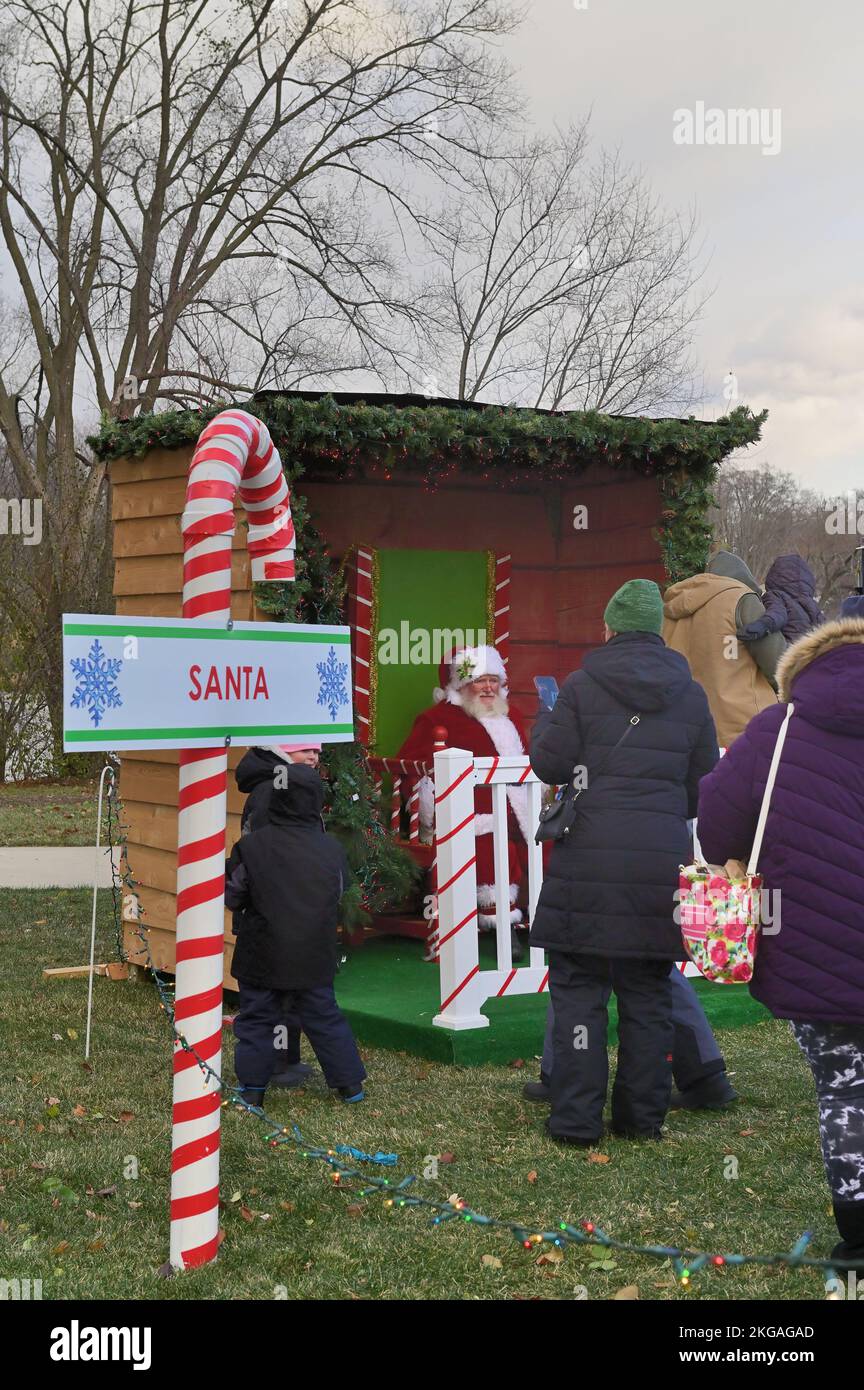 South Elgin, Illinois, États-Unis. Une longue file de parents avec des enfants attendant de voir le Père Noël par une journée très froide et trouilleuse. Banque D'Images
