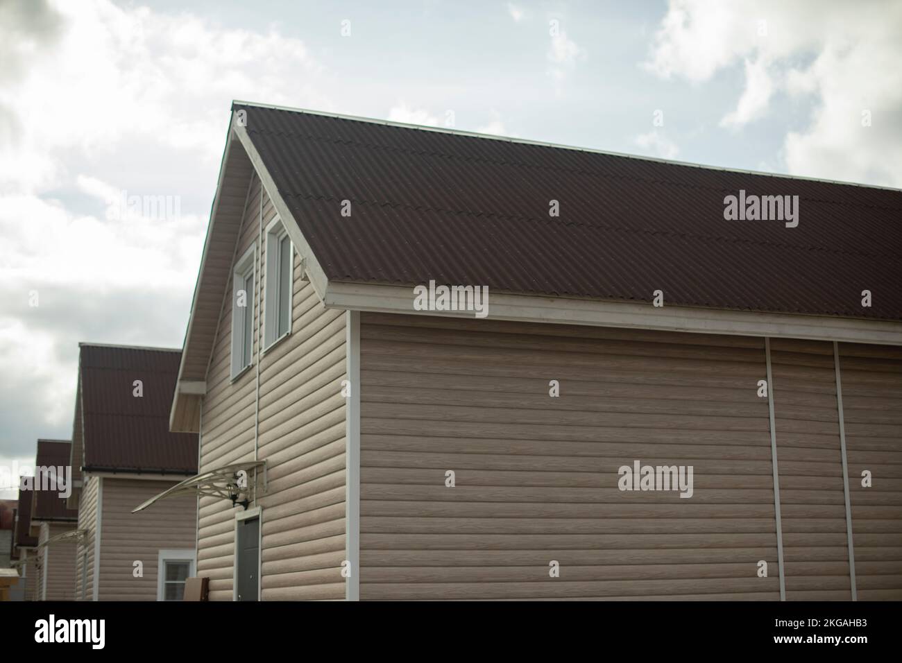 Les maisons de campagne sont rangées. Maisons simples pour vivre à la campagne. Hébergement privé. Bâtiments du village. Banque D'Images