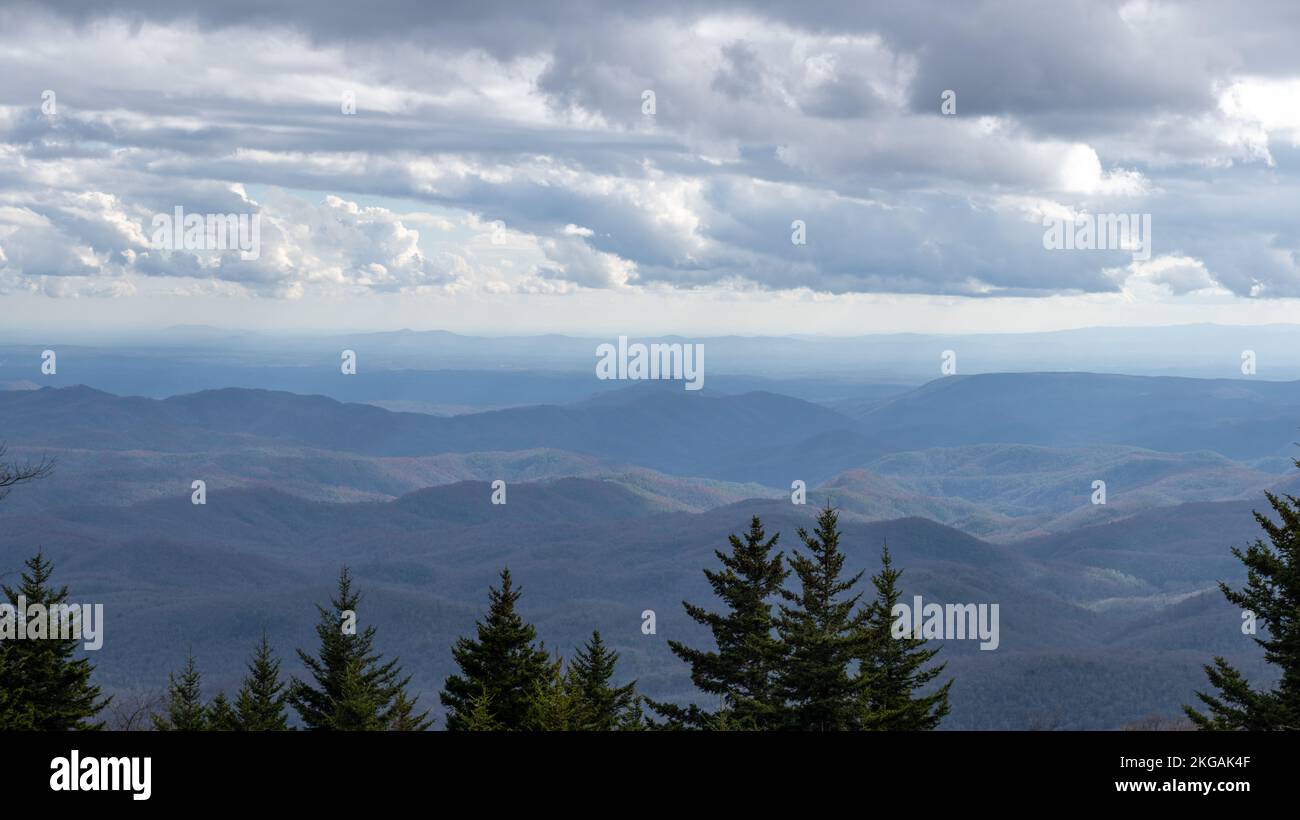Une vue panoramique au sommet de la montagne de grand-père dans la forêt nationale de Pisgah, en Caroline du Nord Banque D'Images