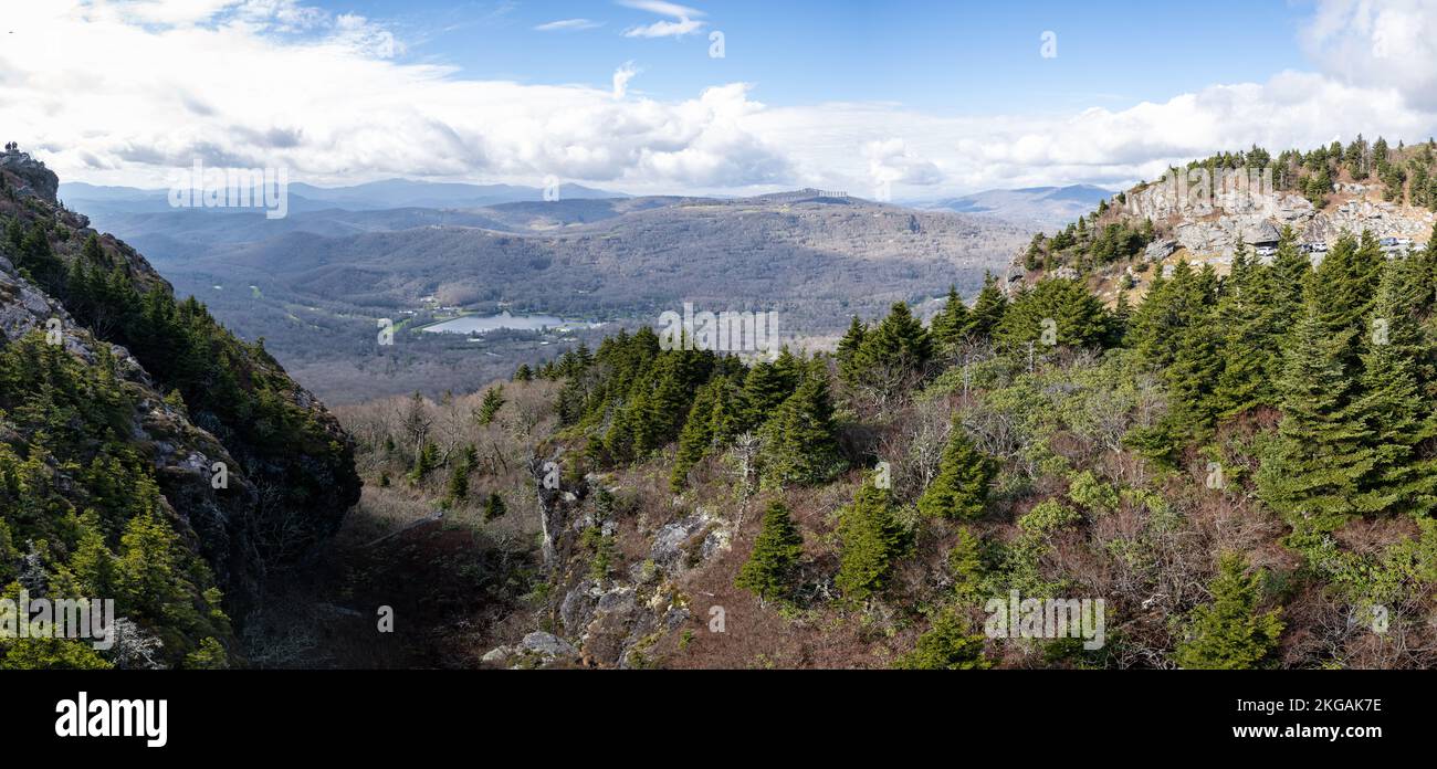 Une vue panoramique au sommet de la montagne de grand-père dans la forêt nationale de Pisgah, en Caroline du Nord Banque D'Images