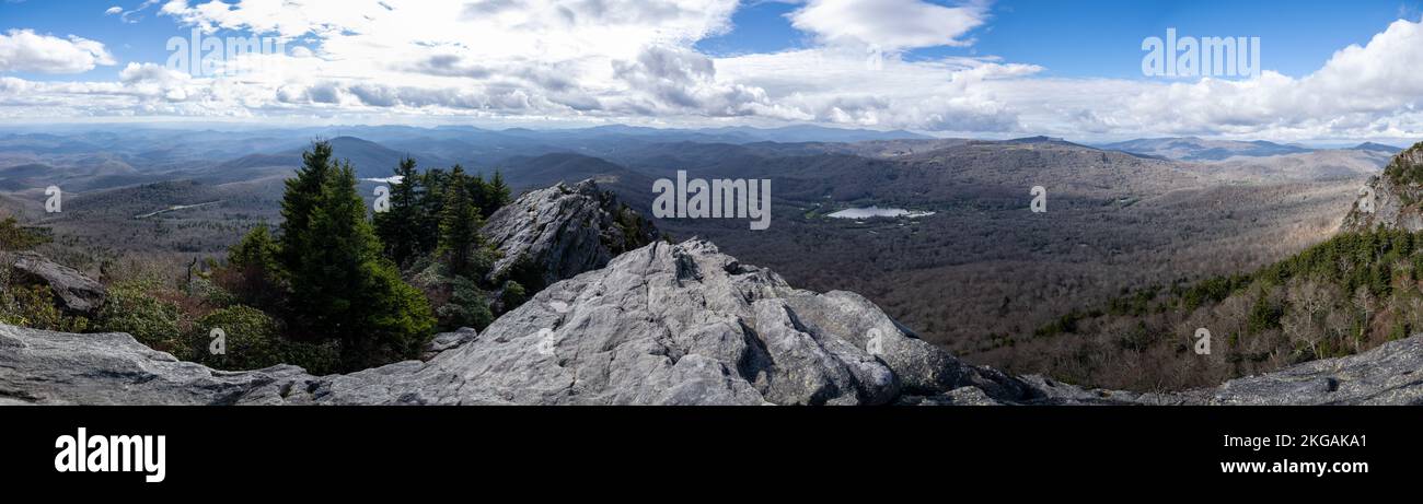 Une vue panoramique au sommet de la montagne de grand-père dans la forêt nationale de Pisgah, en Caroline du Nord Banque D'Images