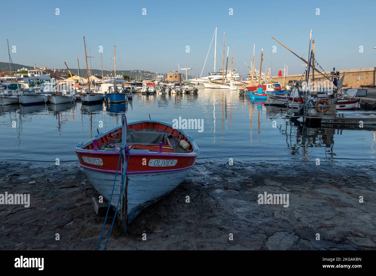 Port de pêcheurs de Saint-Tropez avec bateaux de pêche traditionnels appelés 'pointus' Banque D'Images