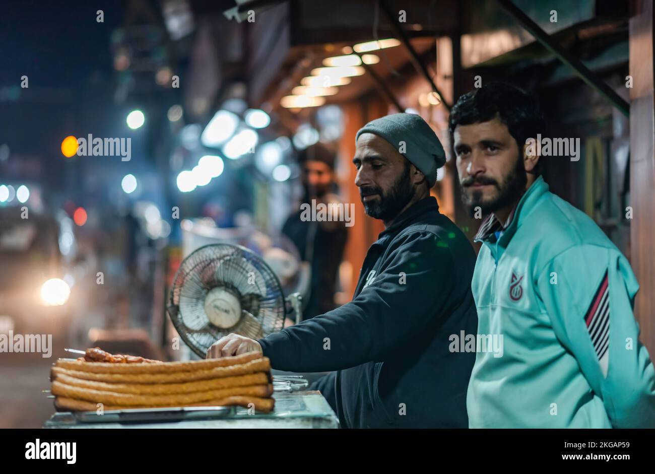 Srinagar, Inde. 22nd novembre 2022. Un vendeur prépare un barbecue dans son café de Srinagar. Le Cachemire est célèbre pour sa cuisine non végétarienne et la plupart de ces préparations sont également vendues sur le marché comme aliments à base de vin. Les aliments de rue non végétariens les plus courants du Cachemire comprennent le Rista, le Kabab, le poisson frit, les barbecues et le Harisa; ce dernier étant les aliments de rue les plus courants et largement acceptés du Cachemire. Crédit : SOPA Images Limited/Alamy Live News Banque D'Images