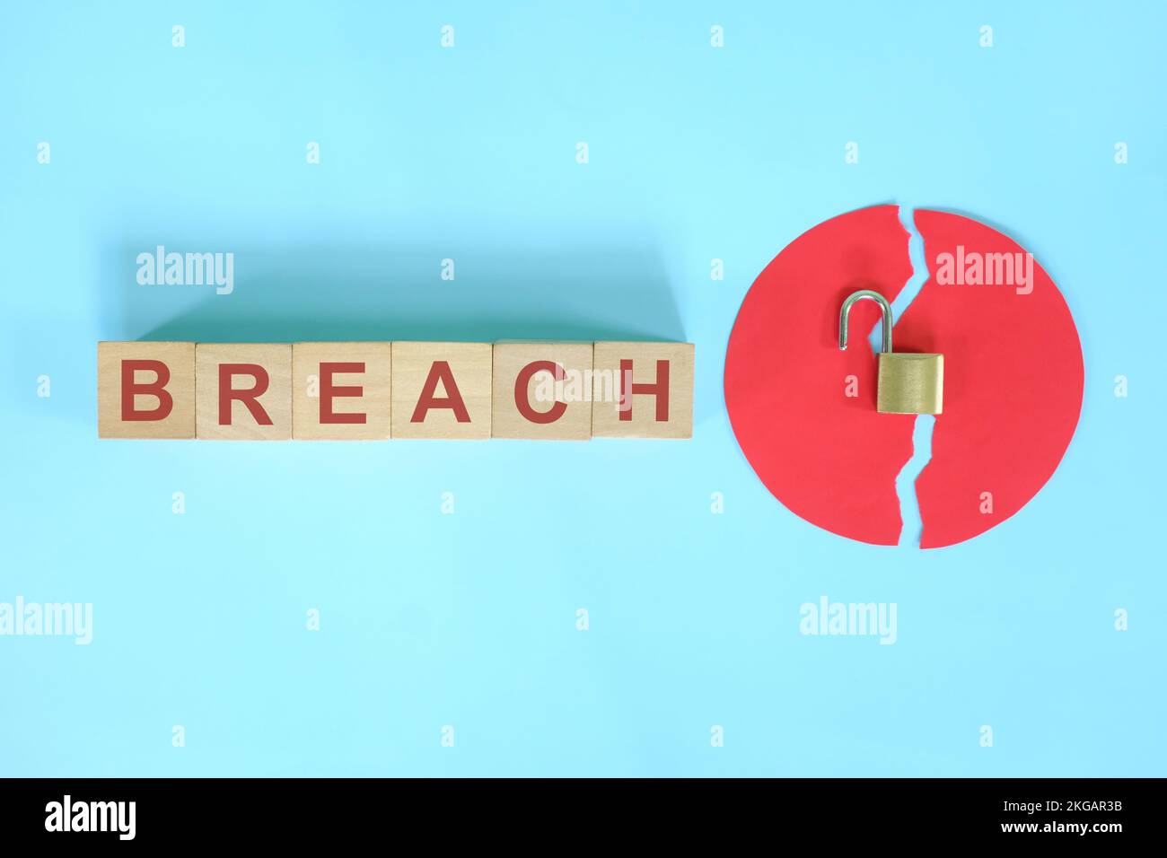 Concept de violation de données et de vol d'informations. Composition créative avec mot sur blocs de bois et cadenas ouvert. Banque D'Images