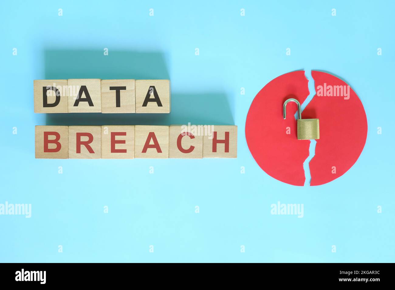 Concept de violation de données et de vol d'informations. Composition créative avec mot sur blocs de bois et cadenas ouvert. Banque D'Images