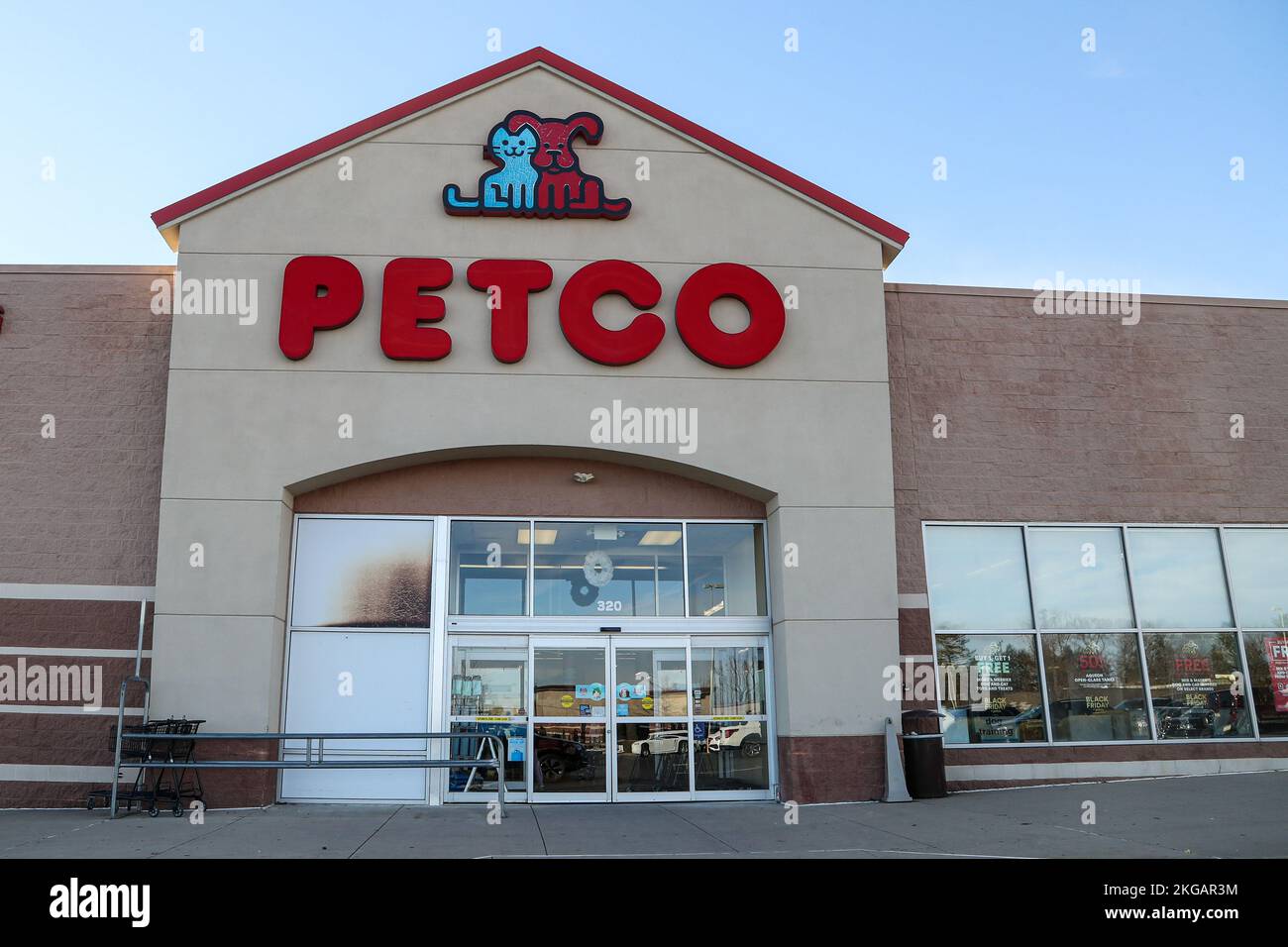 Muncy, États-Unis. 21st novembre 2022. Un magasin de fournitures pour animaux de compagnie Petco se tient au centre commercial Lycoming Crossing de Muncy. La saison de magasinage des fêtes de Noël aux États-Unis commence traditionnellement après Thanksgiving. Crédit : SOPA Images Limited/Alamy Live News Banque D'Images