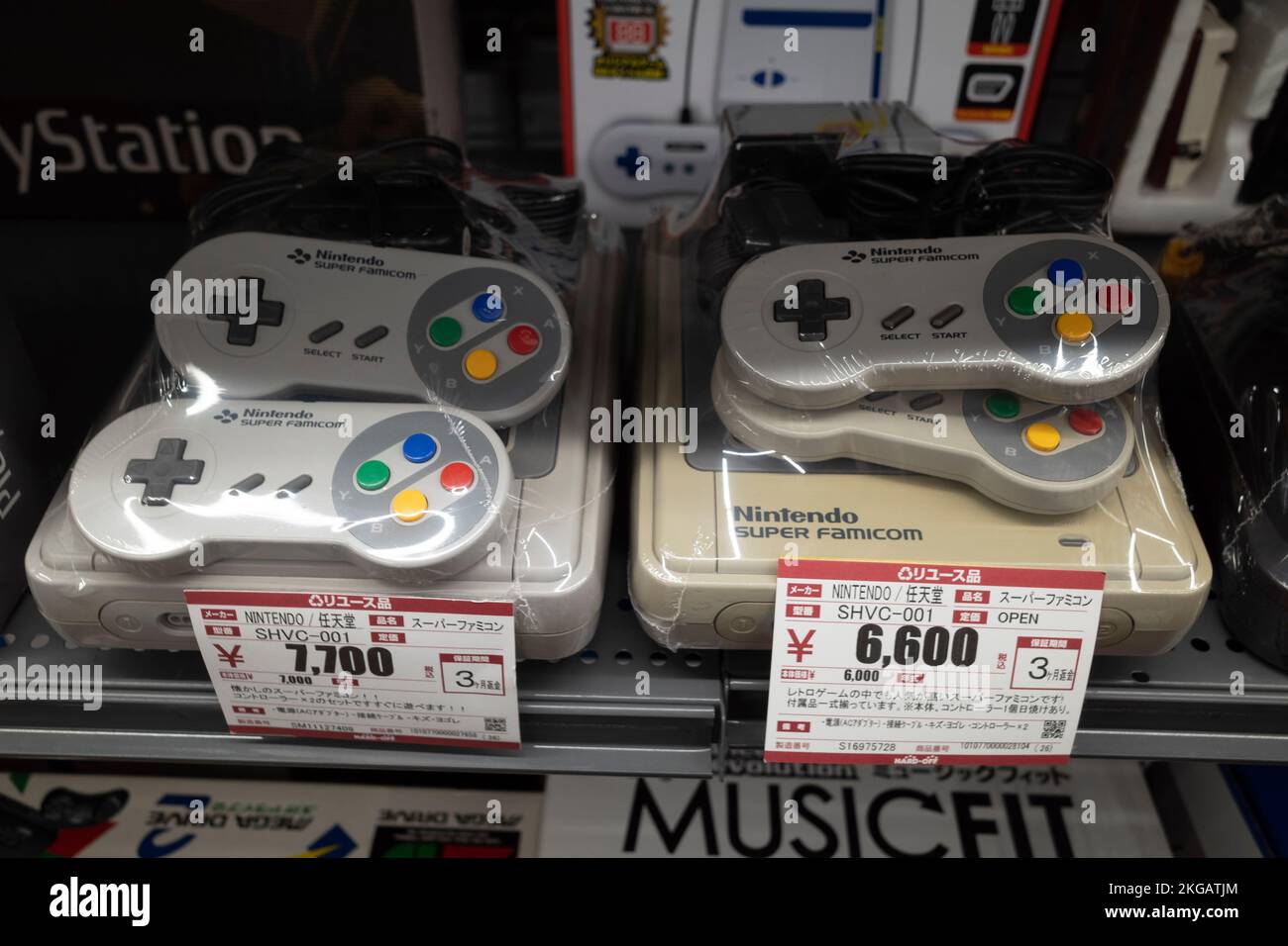 Tokyo, Japon. 16th novembre 2022. Utilisé les consoles de jeux vidéo Nintendo  Super Famicom (Super Nintendo) du 1990s à vendre au Japon. La plupart des  produits électroniques vintage et remis à neuf
